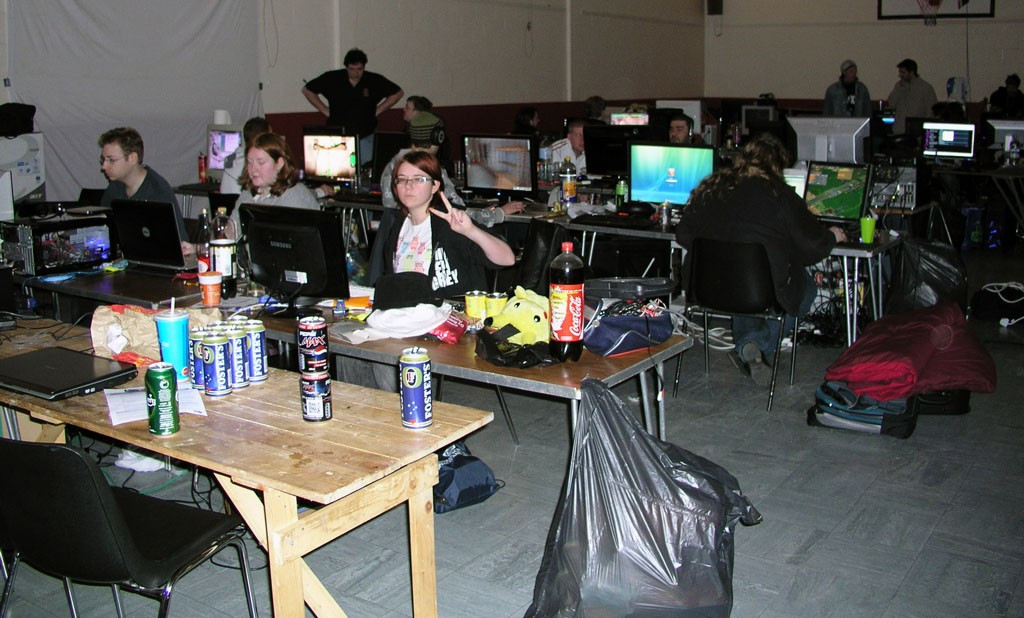 Sunday at the LAN - still plenty of people